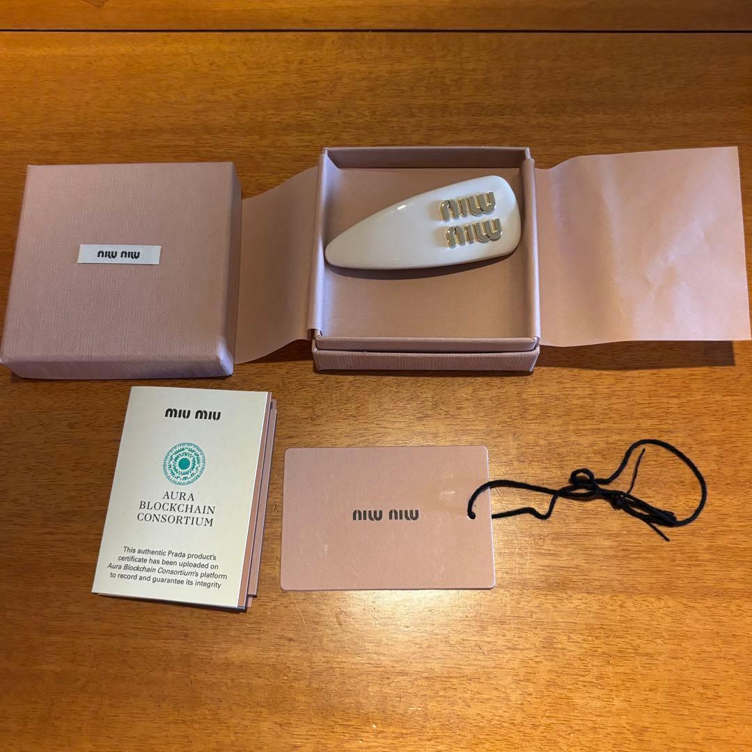 マー坊　MIU MIU ロゴ入りヘアピン　ピンクベージュ