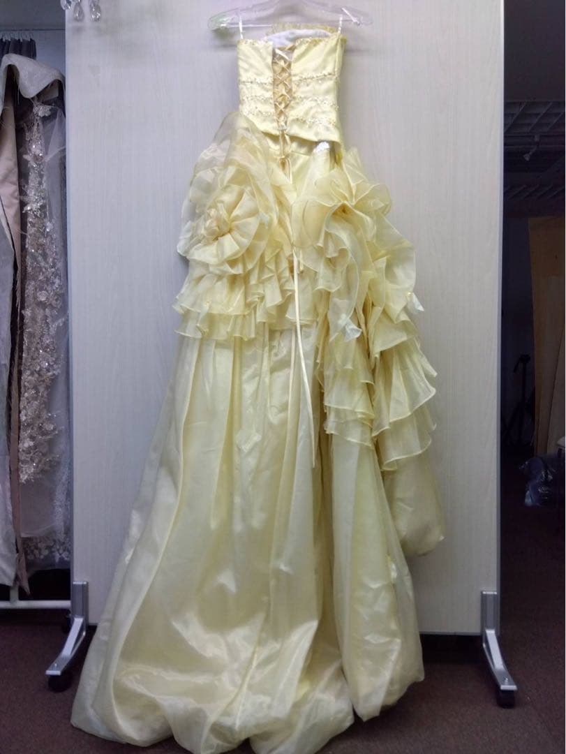 イエローフリルカラードレス