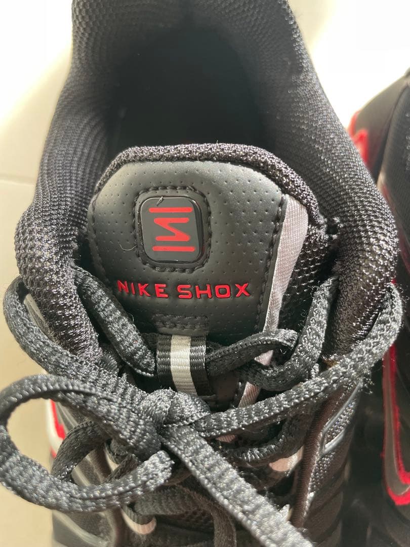 Nike Shox ブラック/レッド スニーカー