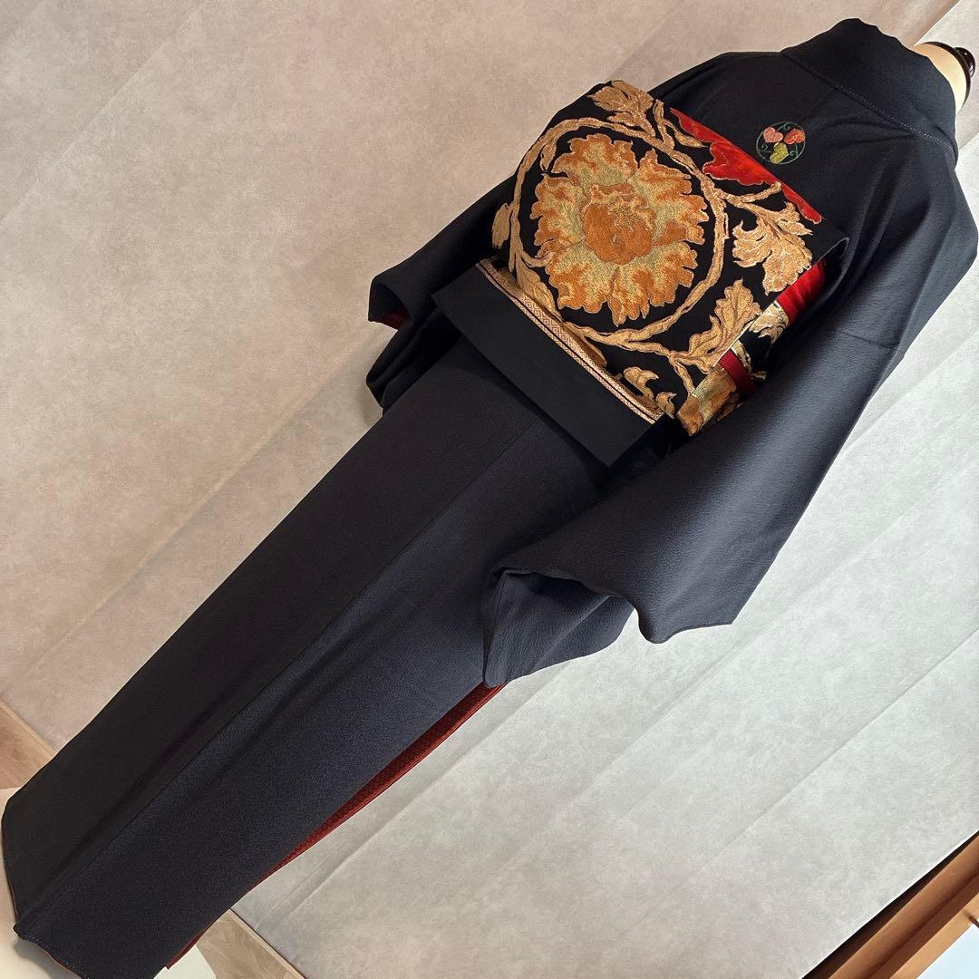 色無地　フルセット　着物　正絹　黒　比翼仕立て　帯で遊ぶ黒　粋　一つ紋刺繍　J5