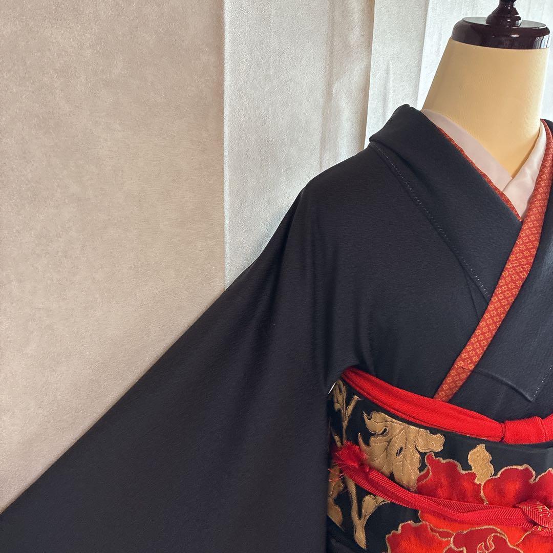 色無地　フルセット　着物　正絹　黒　比翼仕立て　帯で遊ぶ黒　粋　一つ紋刺繍　J5