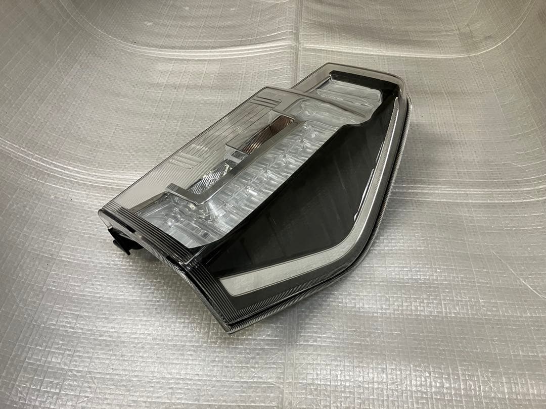 ♦︎ダイハツ★タントカスタムLA600S右純正テール♦︎インナーブラックタイプ♦︎