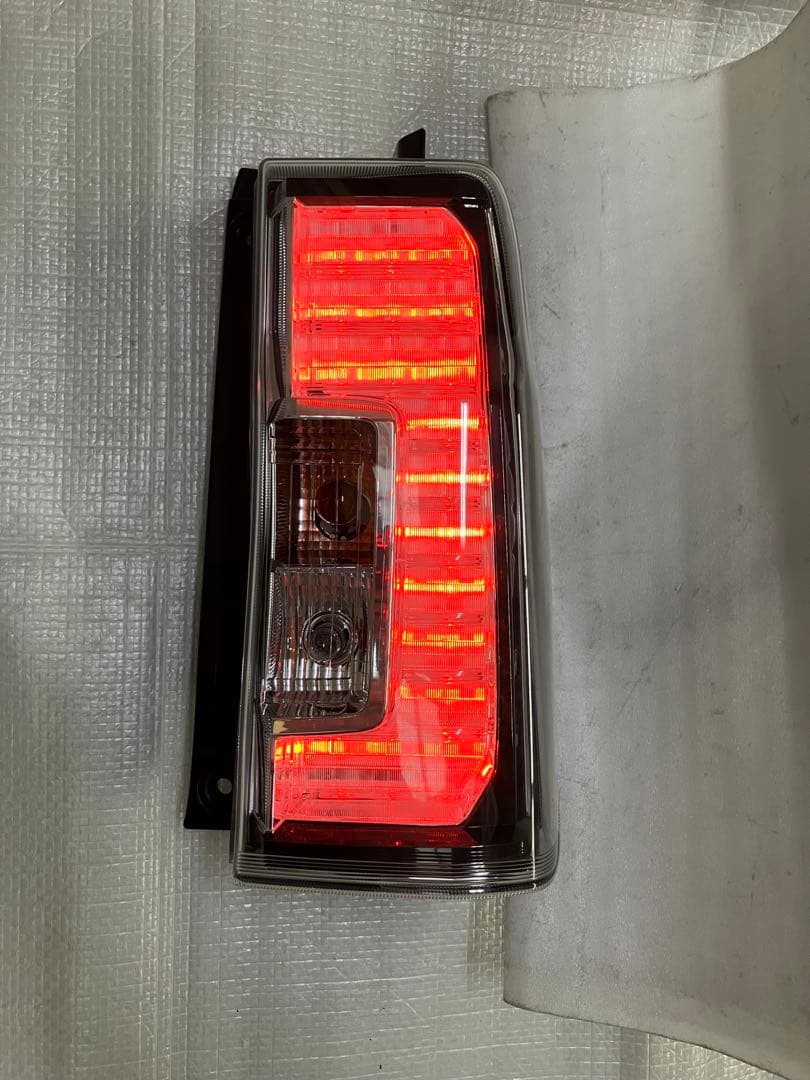 ♦︎ダイハツ★タントカスタムLA600S右純正テール♦︎インナーブラックタイプ♦︎