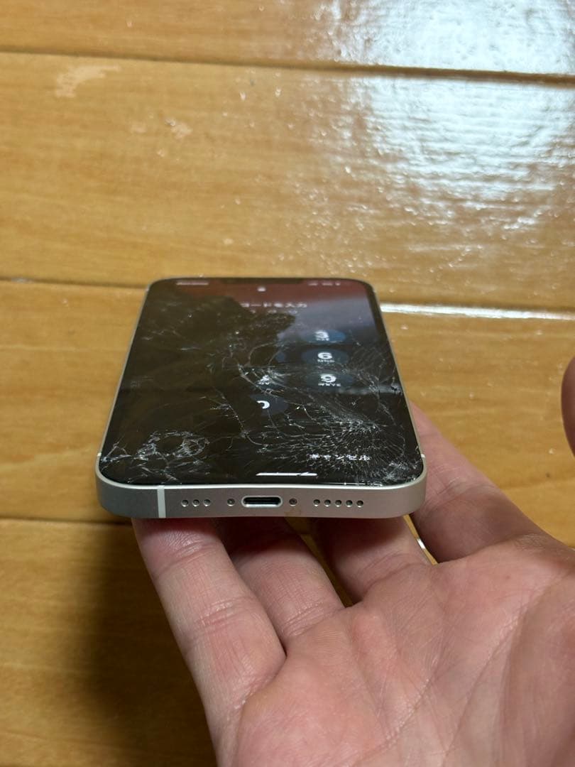 Apple iPhone 13 128GB ホワイト ひび割れあり