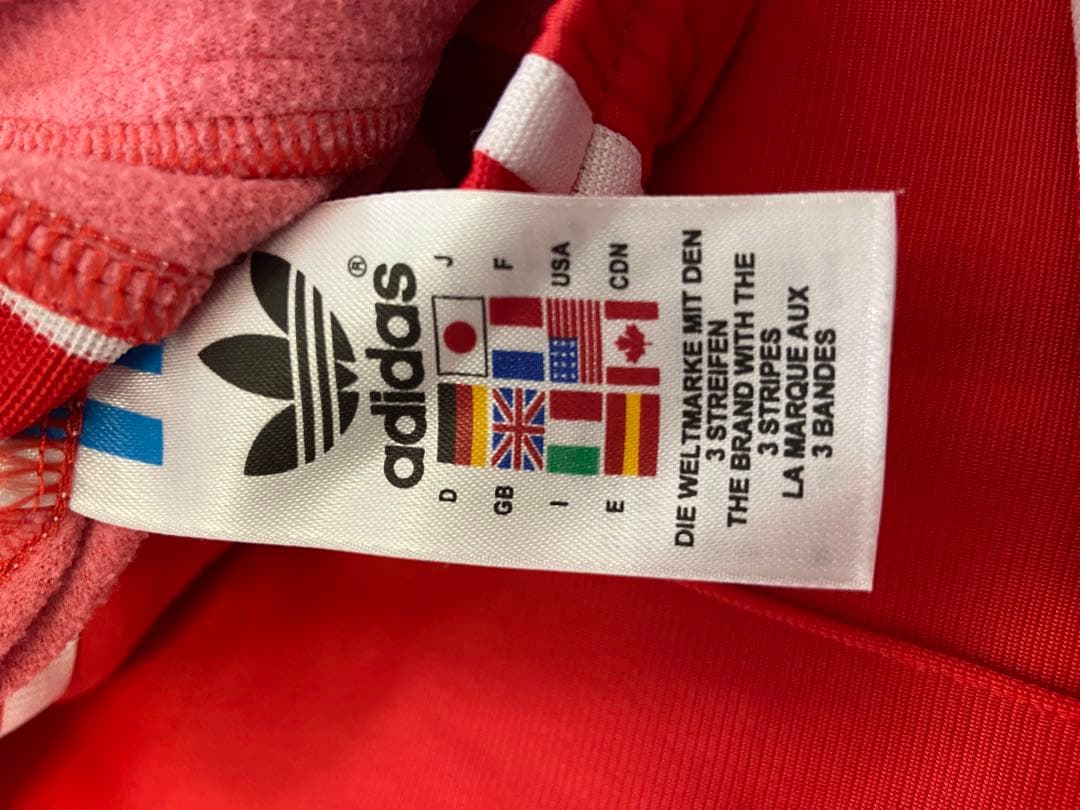 ★adidas originalsレッド トラックパンツ 万国旗タグ　サテン生地