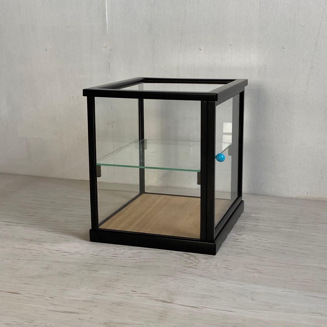 g310 古い木製 小振り黒い木枠ガラスケース 2段 卓上 ショーケース