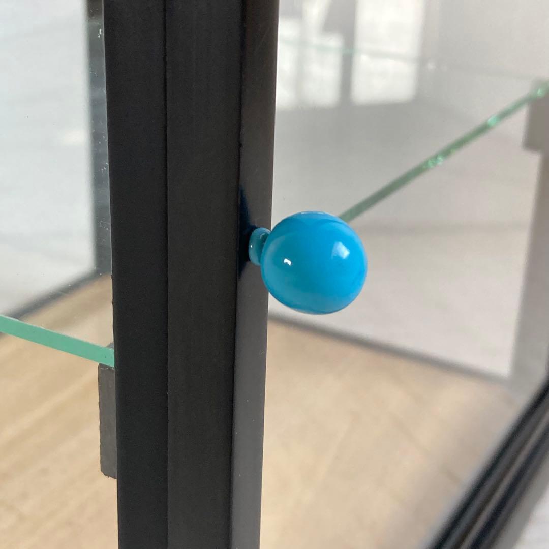 g310 古い木製 小振り黒い木枠ガラスケース 2段 卓上 ショーケース