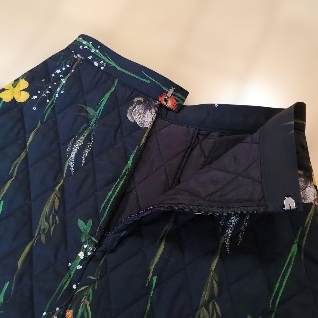 【AKIRANAKA】アキラナカ フラワープリントキルティングスカート/ブラック