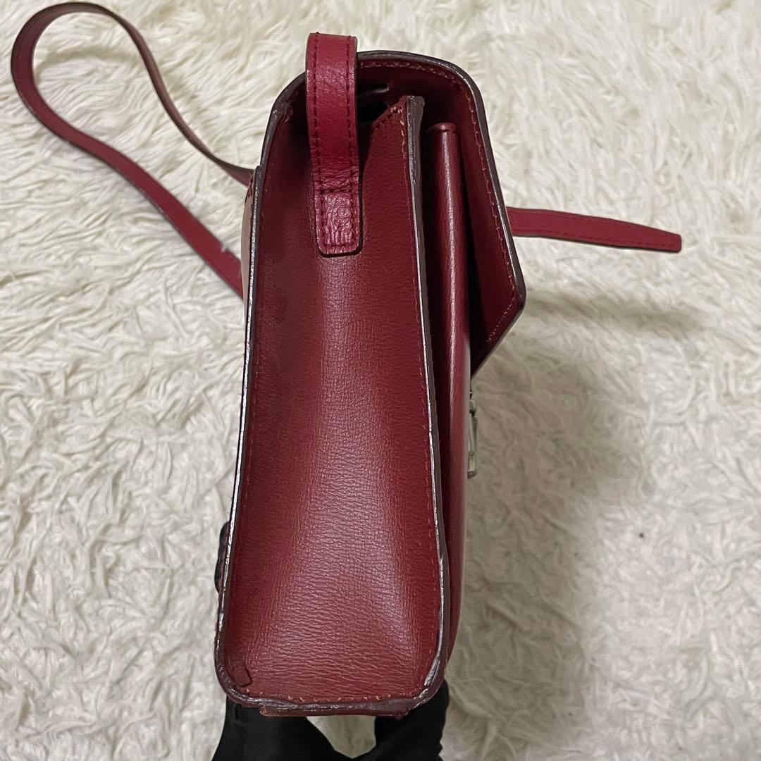 美品　フェラガモ　カメラバッグ　レッド　シルバー金具　ロゴ刻印　ショルダーバッグ