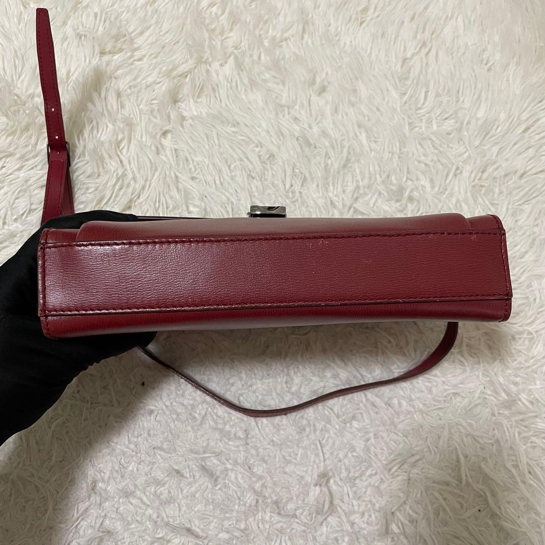 美品　フェラガモ　カメラバッグ　レッド　シルバー金具　ロゴ刻印　ショルダーバッグ