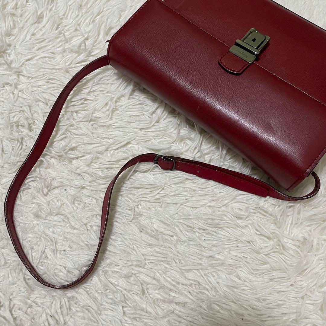 美品　フェラガモ　カメラバッグ　レッド　シルバー金具　ロゴ刻印　ショルダーバッグ