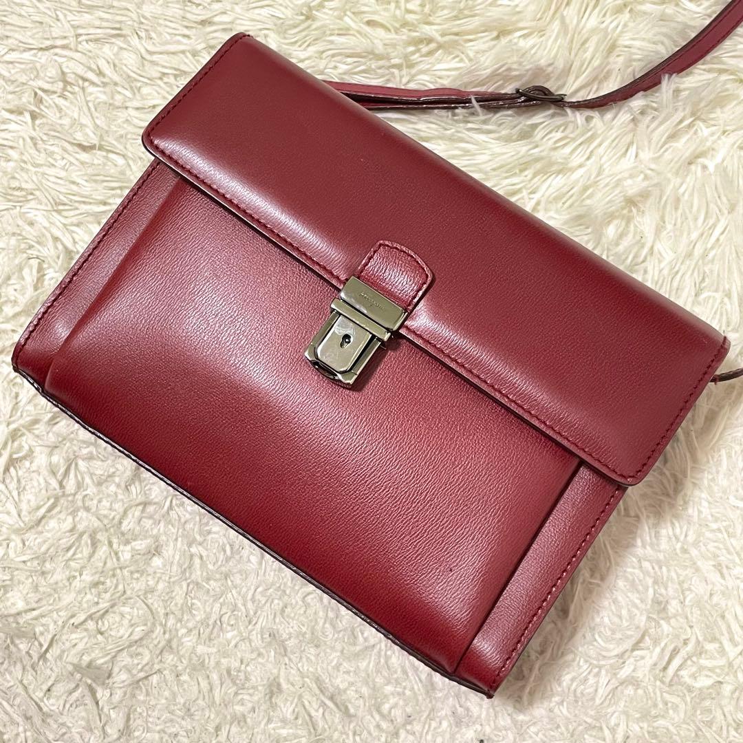 美品　フェラガモ　カメラバッグ　レッド　シルバー金具　ロゴ刻印　ショルダーバッグ