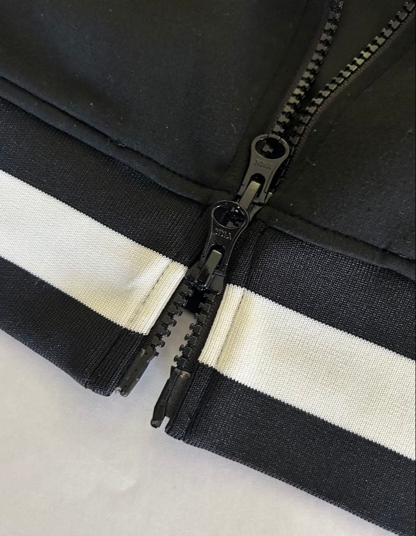 V12 ブラック ジップアップジャケット　Lサイズ