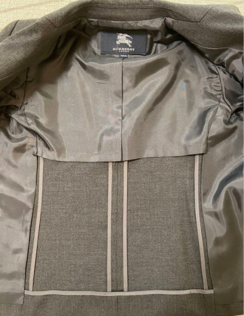 バーバリーキッズ スーツ ダークグレー120A ファミリア製エンジ色ネクタイ付