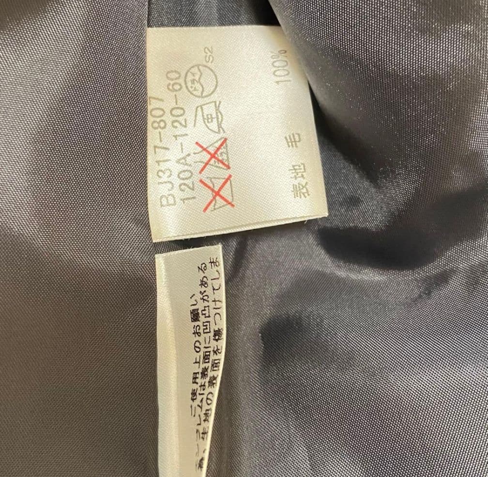 バーバリーキッズ スーツ ダークグレー120A ファミリア製エンジ色ネクタイ付