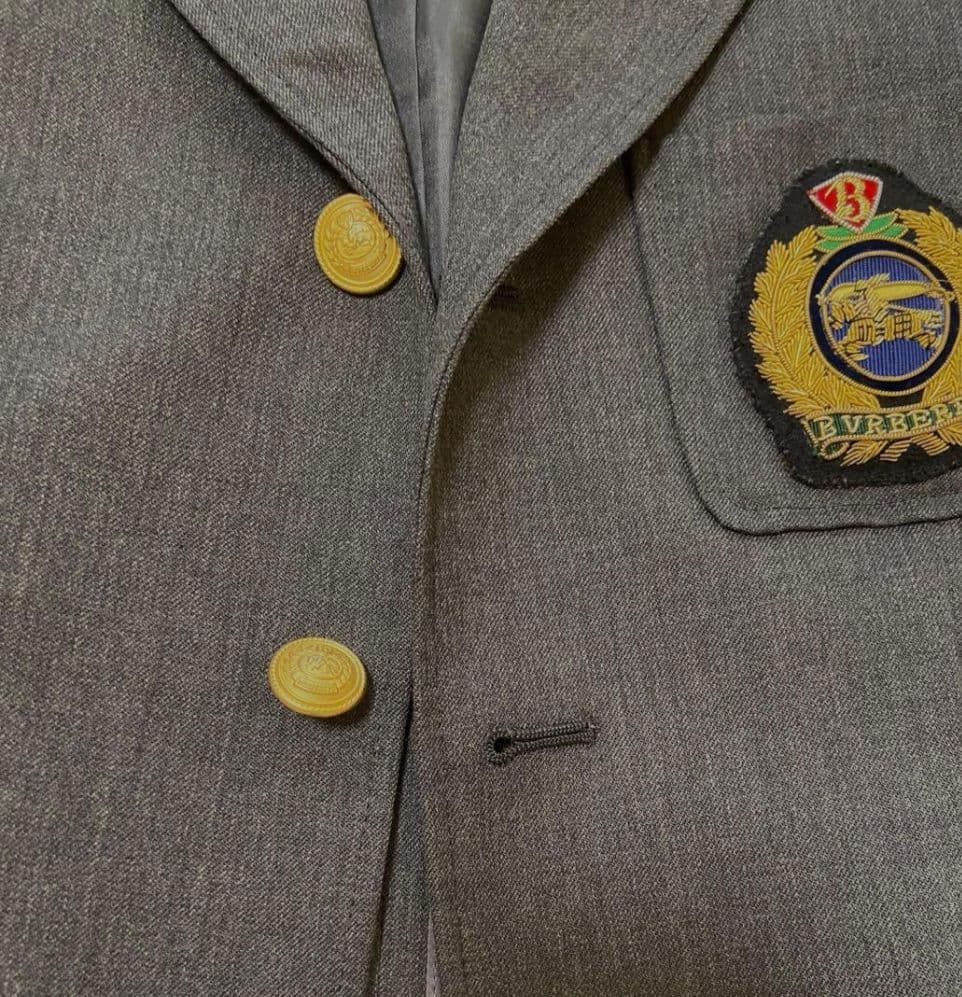 バーバリーキッズ スーツ ダークグレー120A ファミリア製エンジ色ネクタイ付