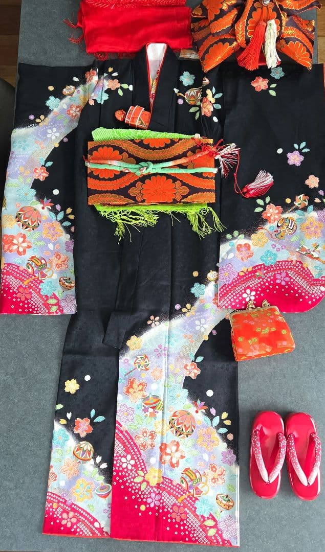 七五三用 正絹　花柄黒着物フルセット　着物　襦袢　帯　帯揚げ帯締め　バッグ　草履