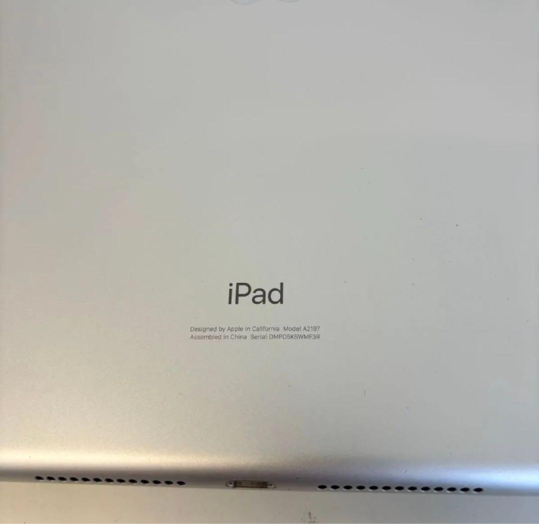 【第7世代】iPad2019 Wi-Fi 128GB シルバー ケース2個付き