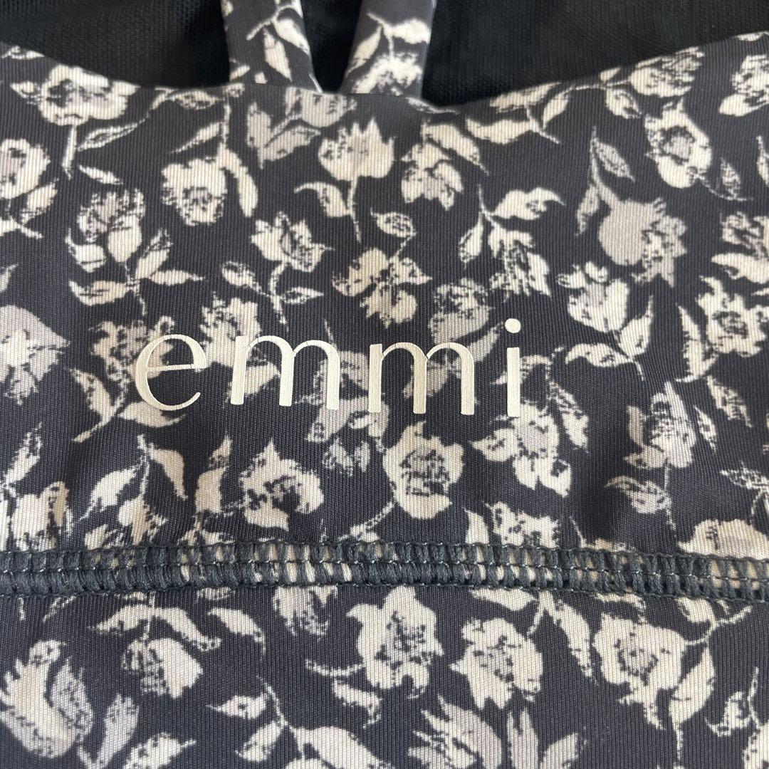 emmi花柄スポーツブラとレギンスセット