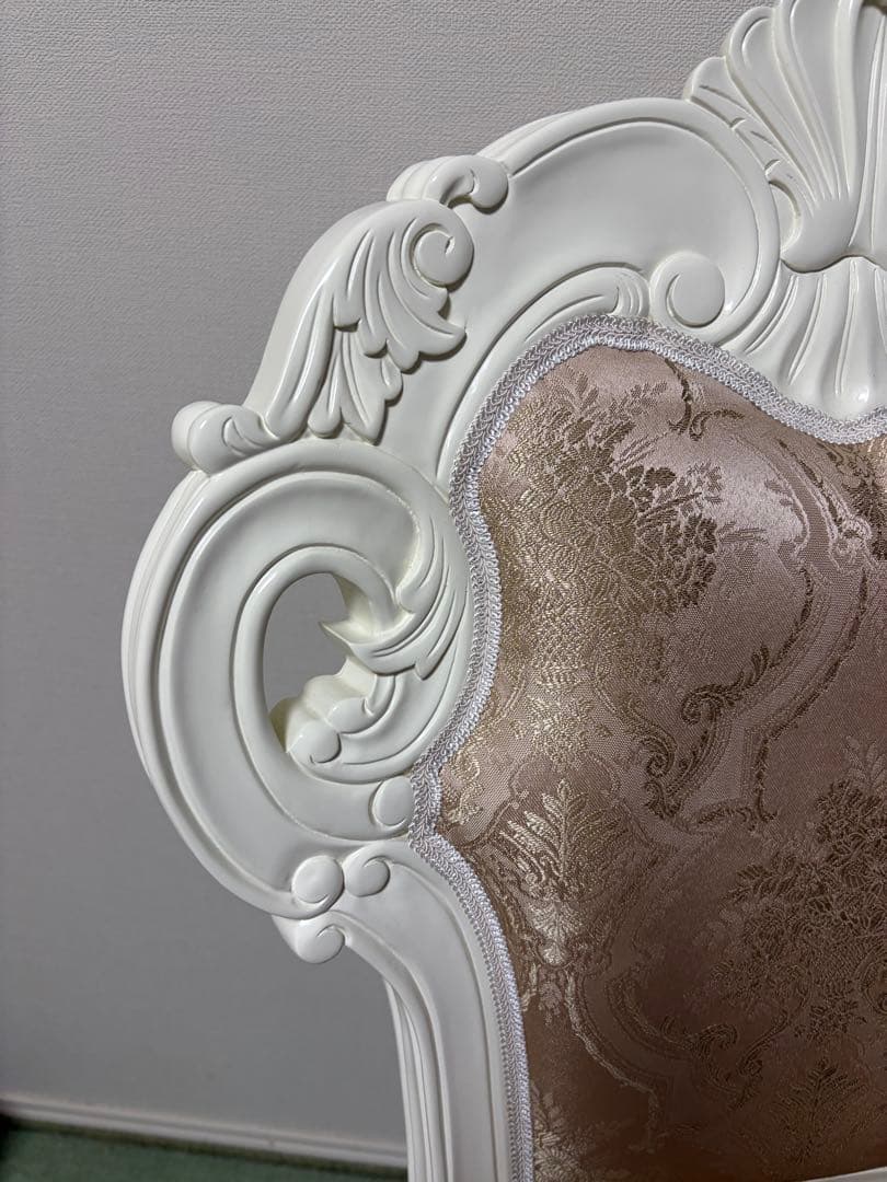 4.クラシック ホワイト ダイニングチェア　美品　4脚持っています。