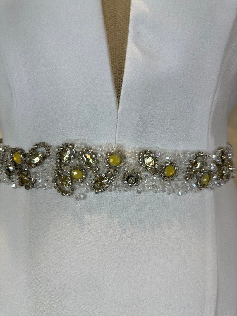 ホワイト Vネック フィット＆フレアドレス