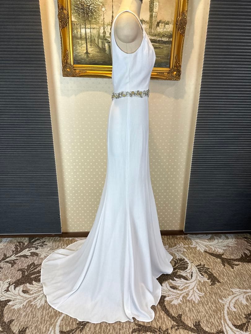 ホワイト Vネック フィット＆フレアドレス