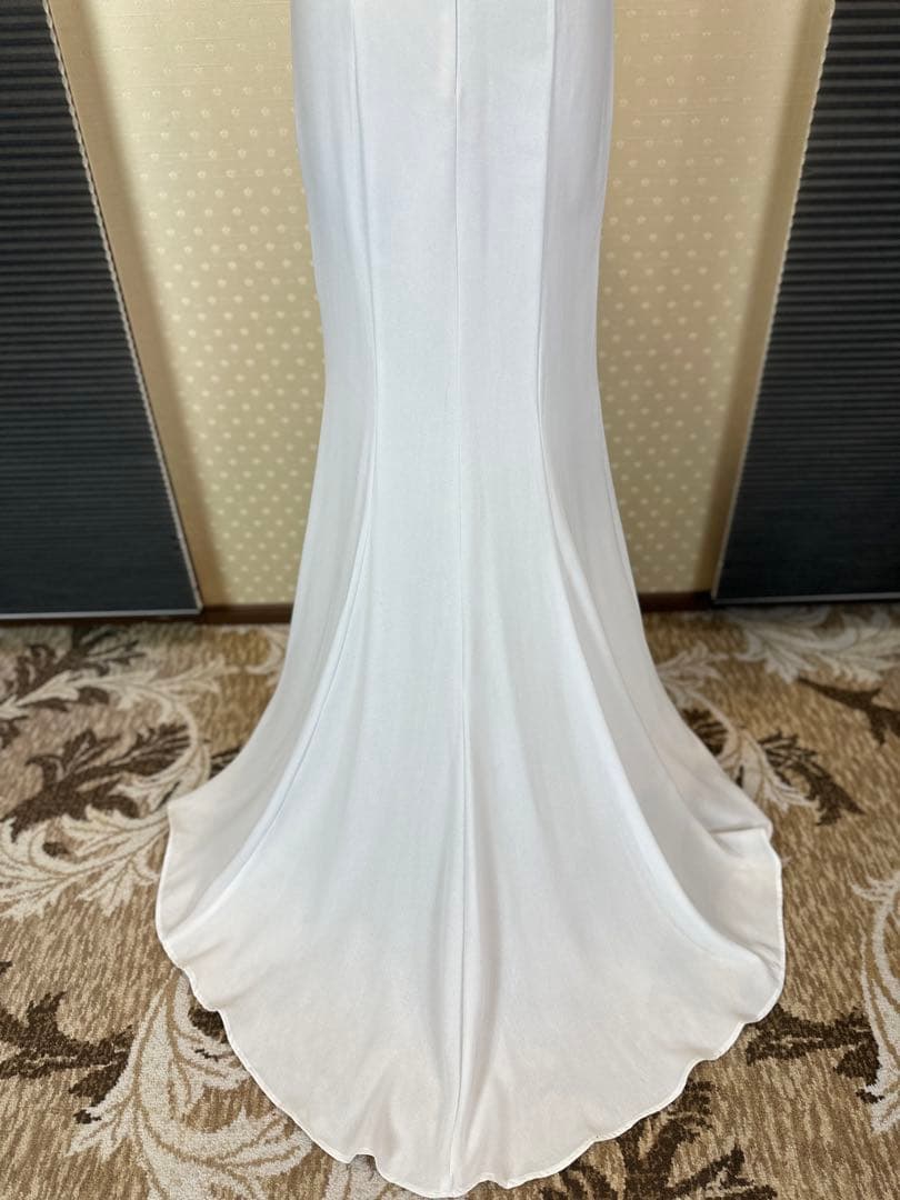 ホワイト Vネック フィット＆フレアドレス