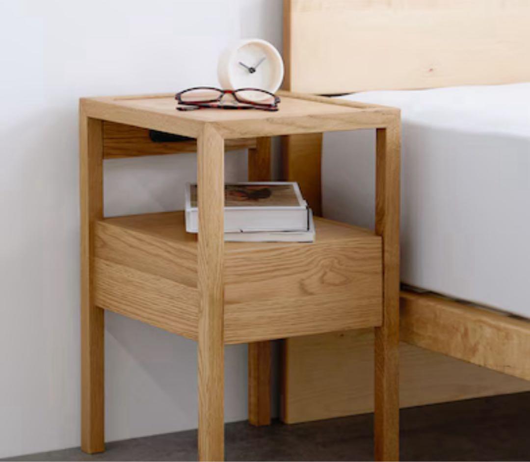 ニトリ　オーク突板ナイトテーブル　ナチュラル