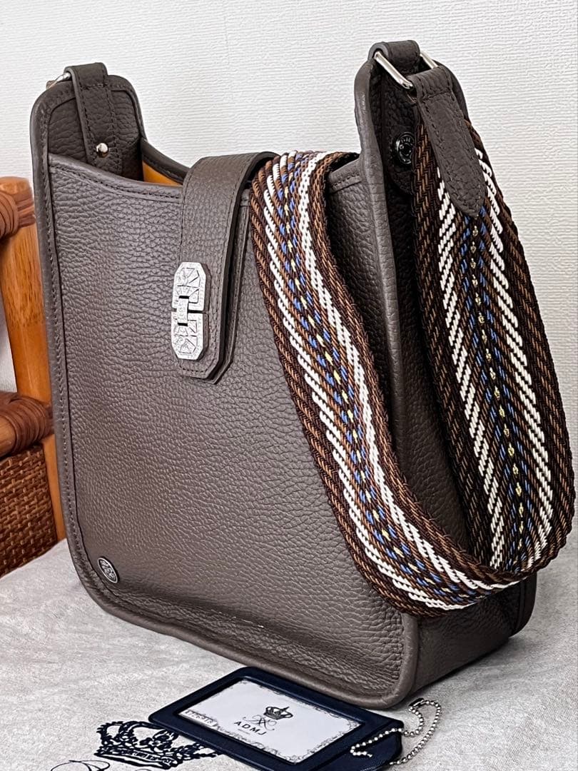 【美品】ADMJ アールデコモチーフ クロスボディバッグ