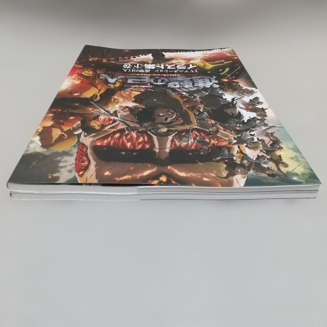 美品2冊+カード／進撃の巨人 TVアニメーション イラスト集 上下／圧巻の画力！