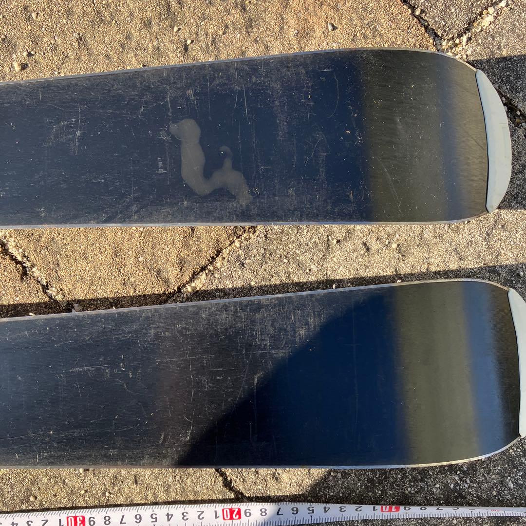 カラフルスキーセットと黒いブーツ