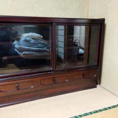 【送料込！】ダークブラウン木製茶タンス ガラス扉付き