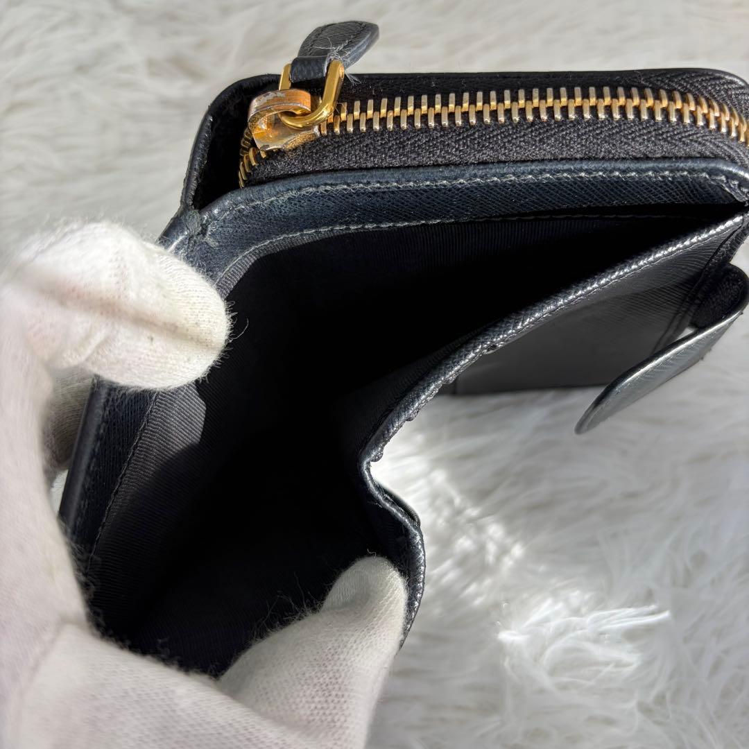 美品✨プラダ　二つ折り　金ロゴ　サフィアーノ　ラウンドファスナー　レザー　黒
