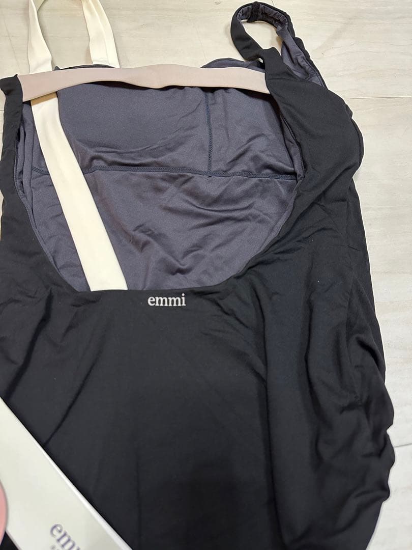 未使用品　タグ付き　emmi ワンピース水着　ブラック
