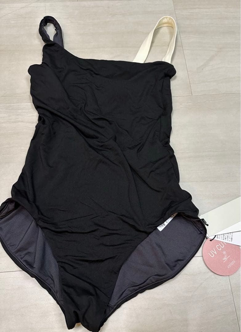未使用品　タグ付き　emmi ワンピース水着　ブラック