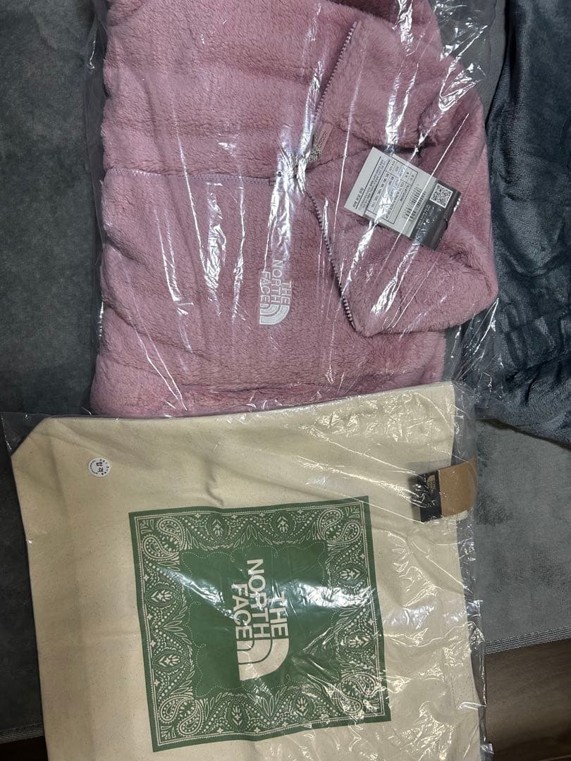 THE NORTH FACE ピンク フリースジャケットとトートバッグ