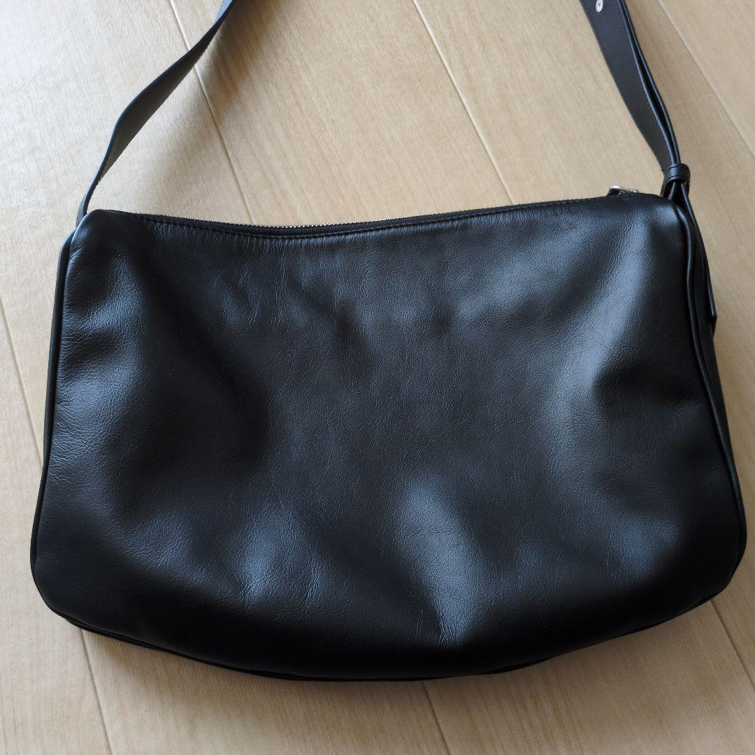 イアパピヨネ　スワローマチショルダーバッグ　ブラック