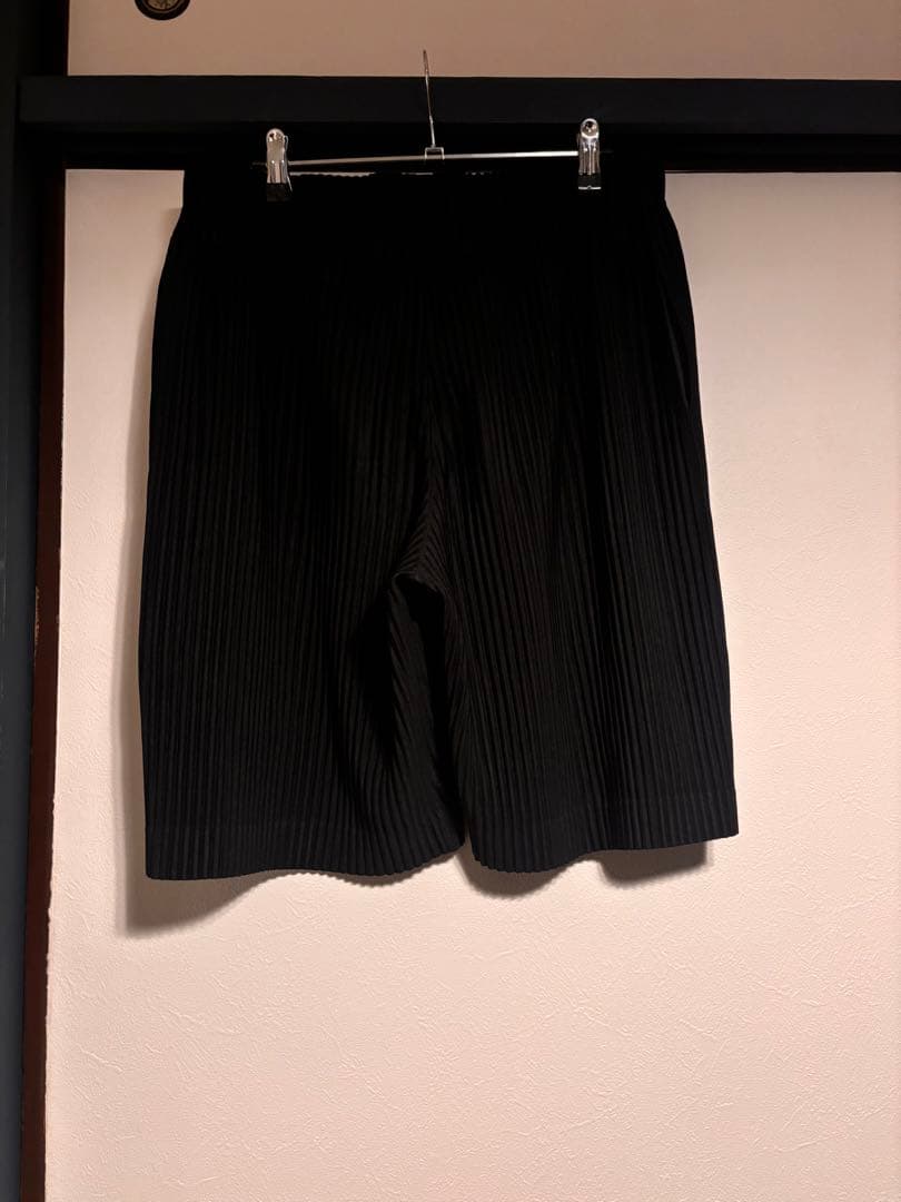HOMME PLISSÉ ISSEY MIYAKE ブラックショートパンツ
