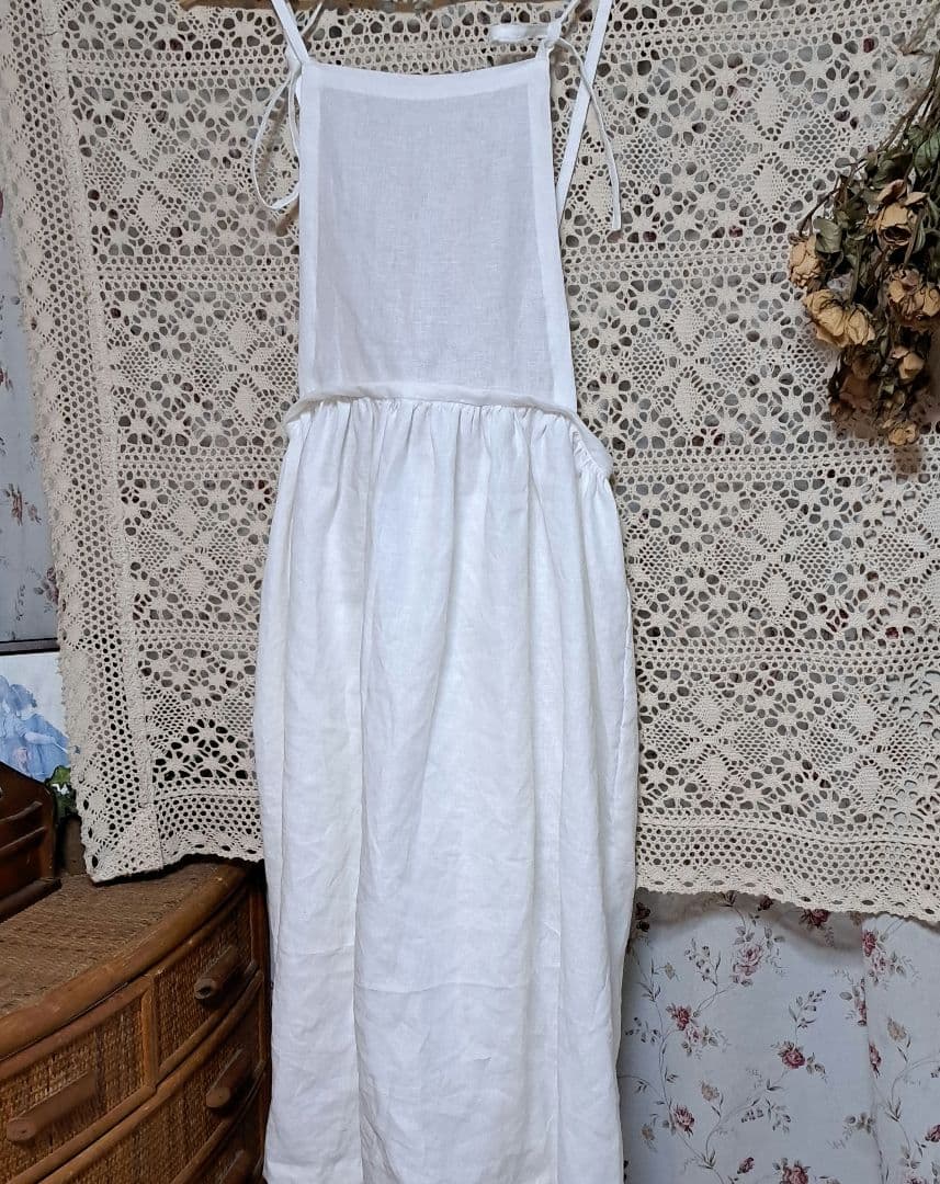 バッククロスワンピースみたいなロングエプロンドレスホワイト