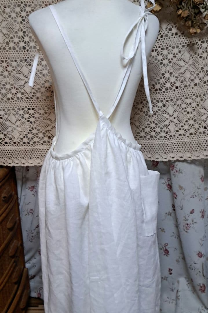 バッククロスワンピースみたいなロングエプロンドレスホワイト