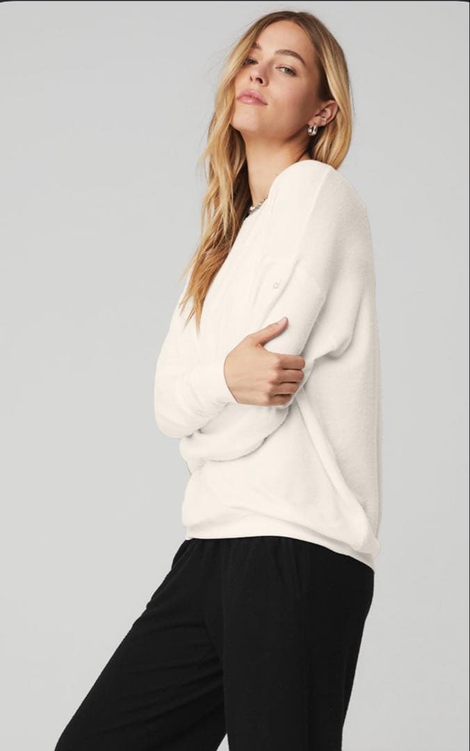 新品♡alo yogaクルーネックプルオーバー オーバーサイズ ライラック完売色