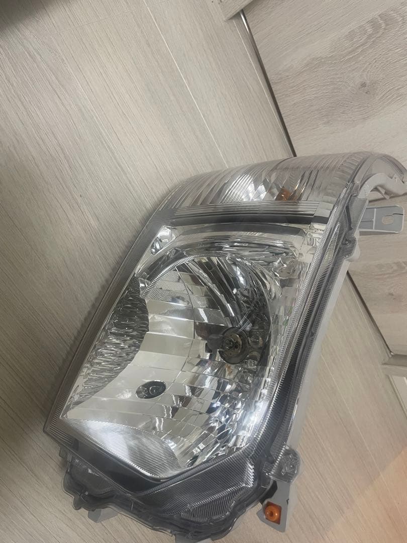 新車外し　ハイエースヘッドライト