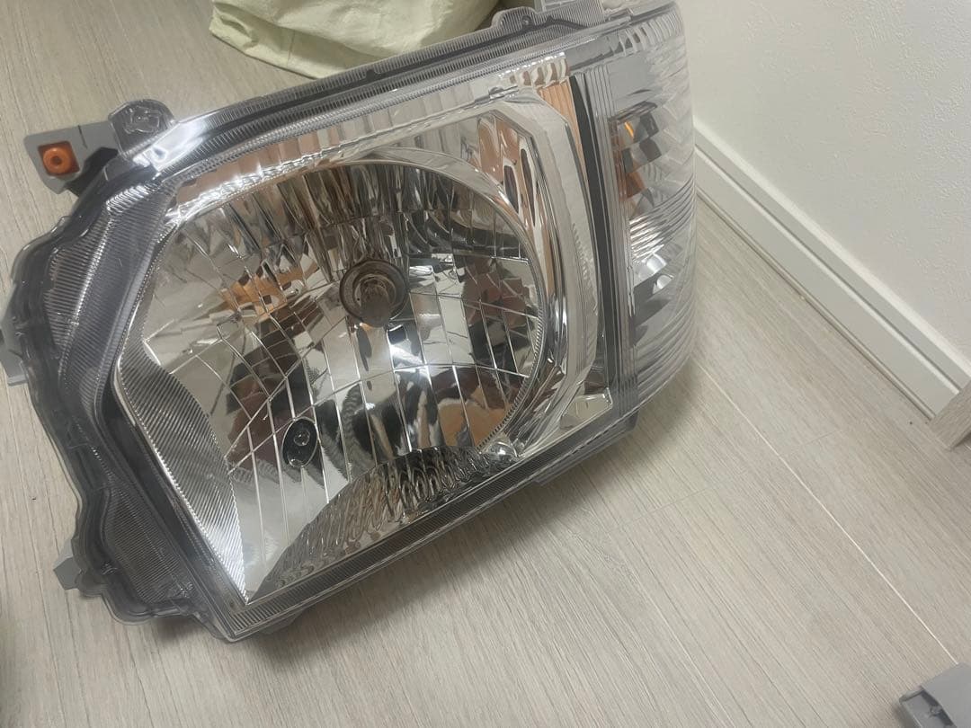 新車外し　ハイエースヘッドライト