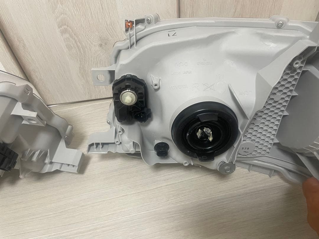 新車外し　ハイエースヘッドライト