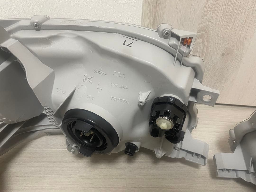新車外し　ハイエースヘッドライト