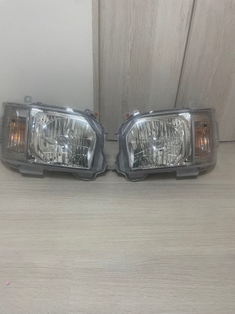 新車外し　ハイエースヘッドライト