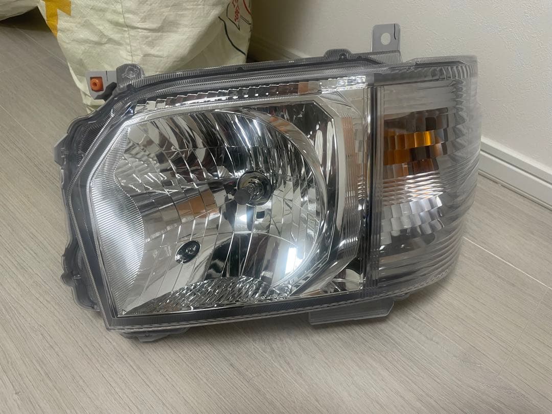 新車外し　ハイエースヘッドライト