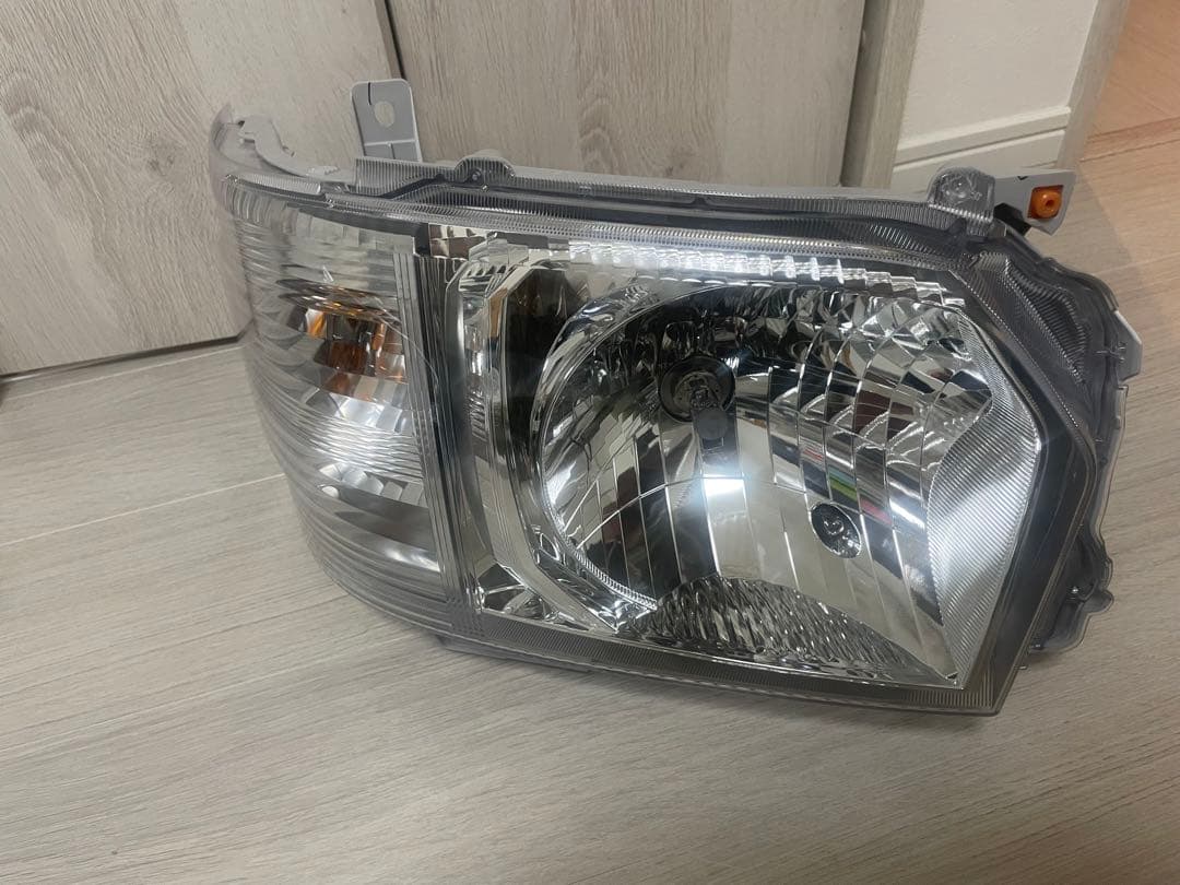 新車外し　ハイエースヘッドライト