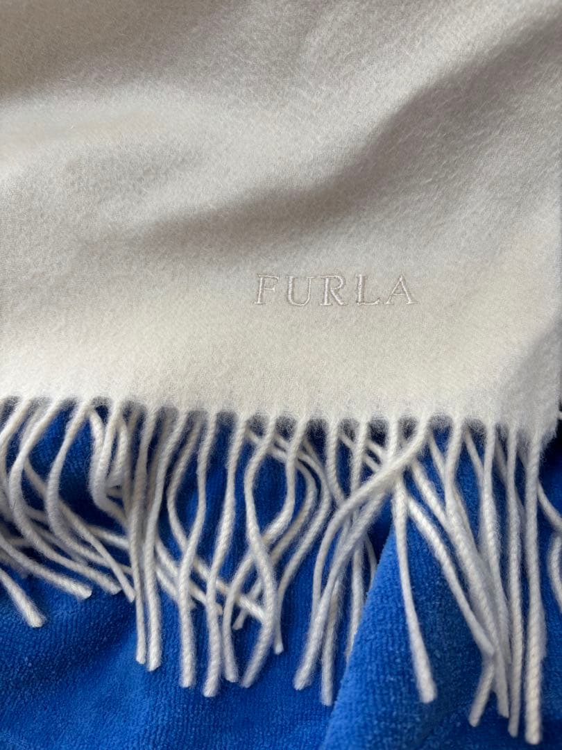 FURLAのカシミヤのオフホワイト 幅広い　レディースマフラー　 ショール