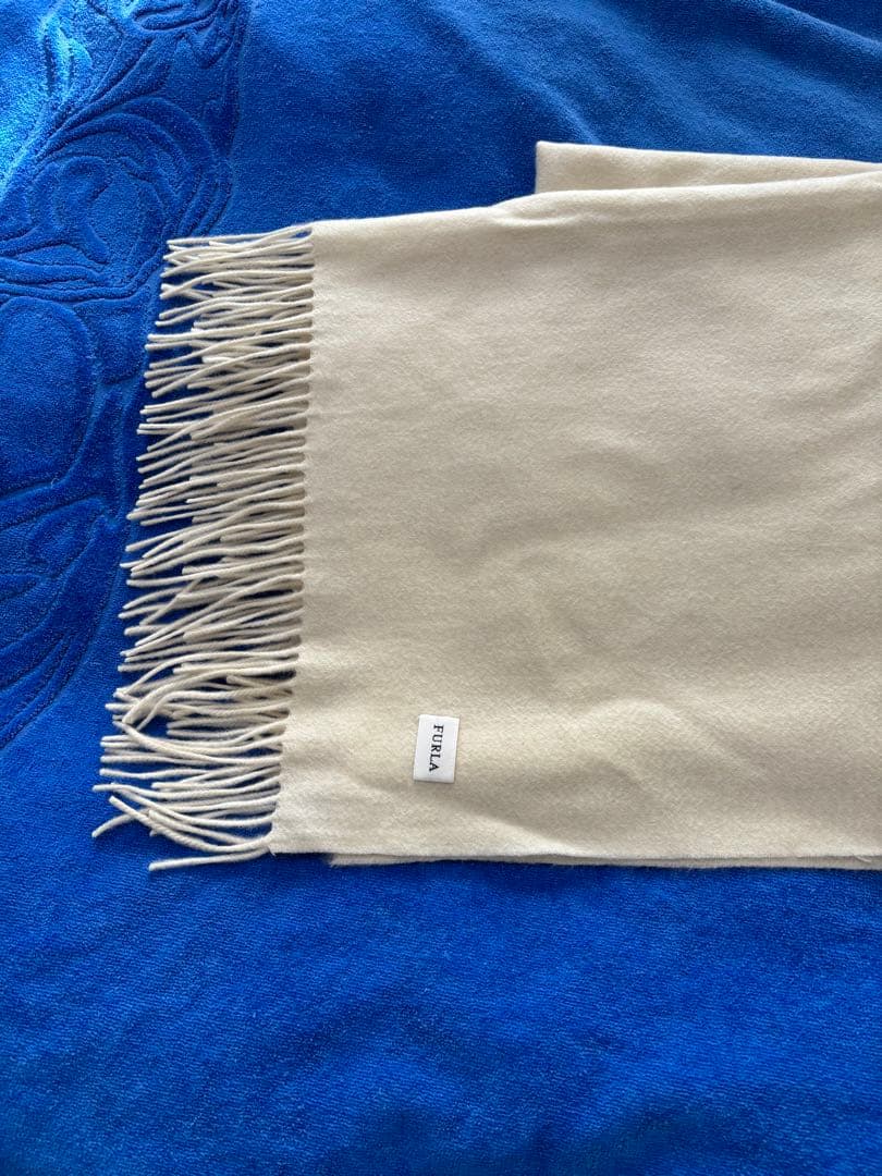 FURLAのカシミヤのオフホワイト 幅広い　レディースマフラー　 ショール